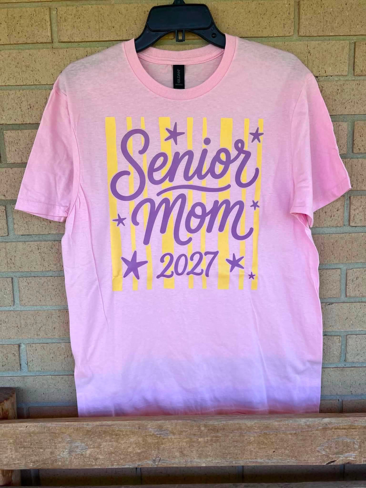 senior mom 2027 yellow stripes tee