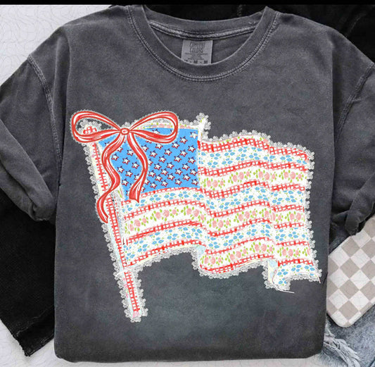 LACE OUTLINED FLAG TEE