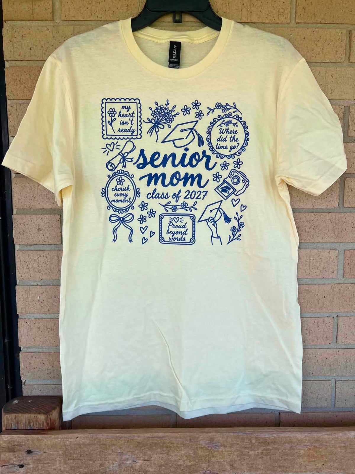 Senior mom class of 2027 doodle tee