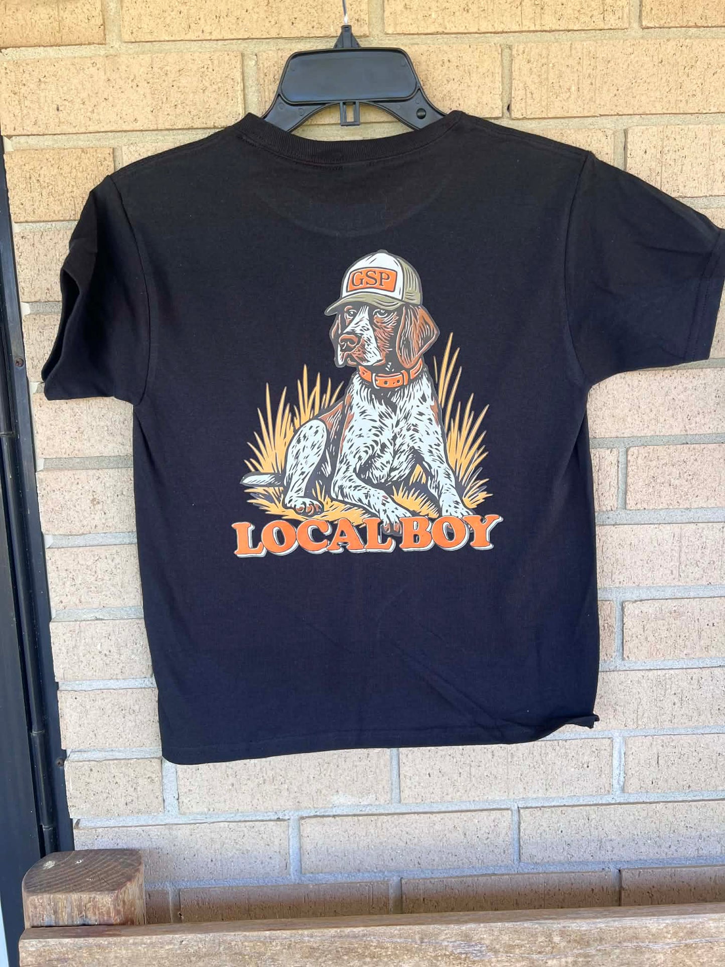 Bird dog with trucker hat tee