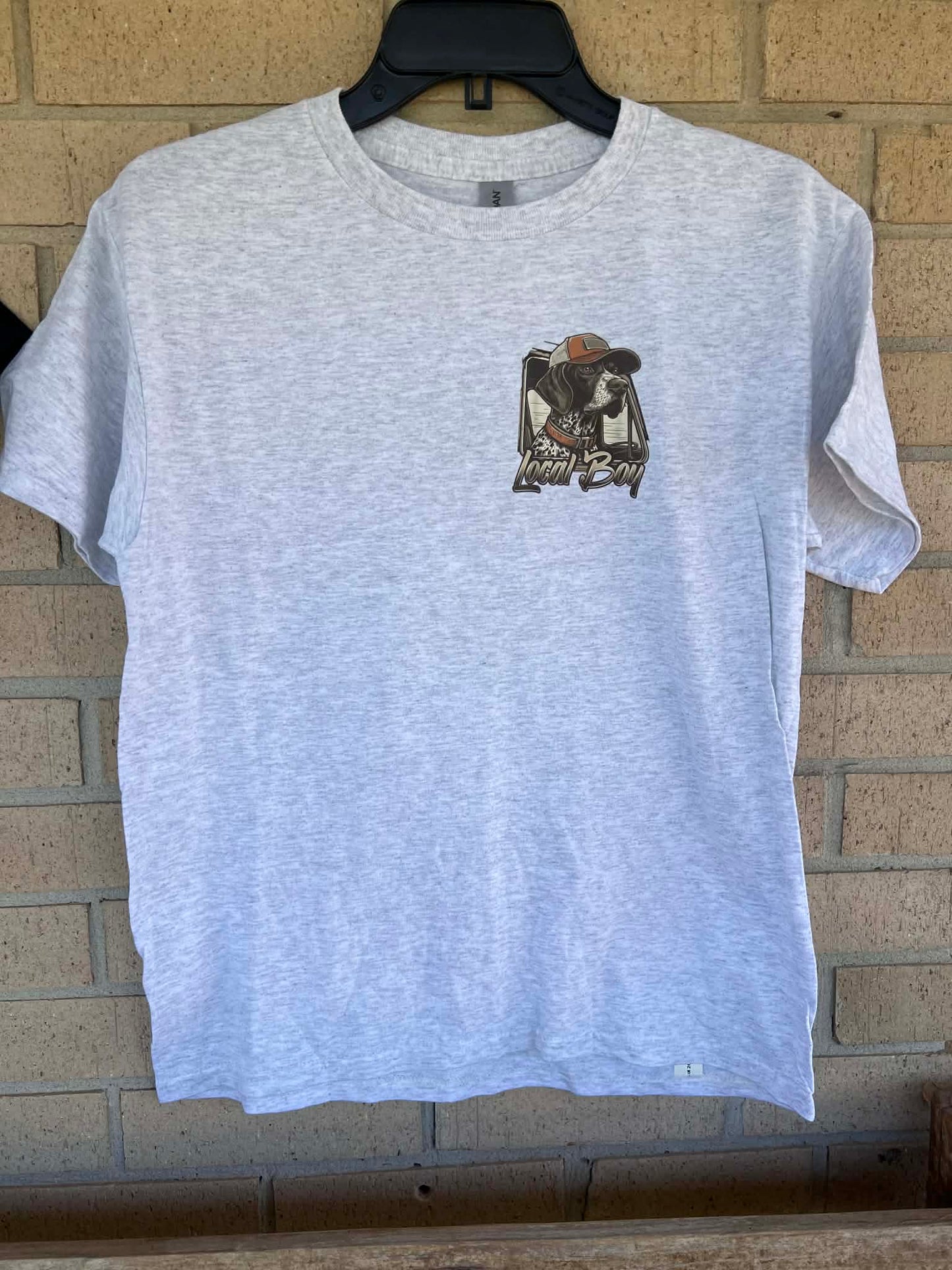 Bird dog looking out truck window tee