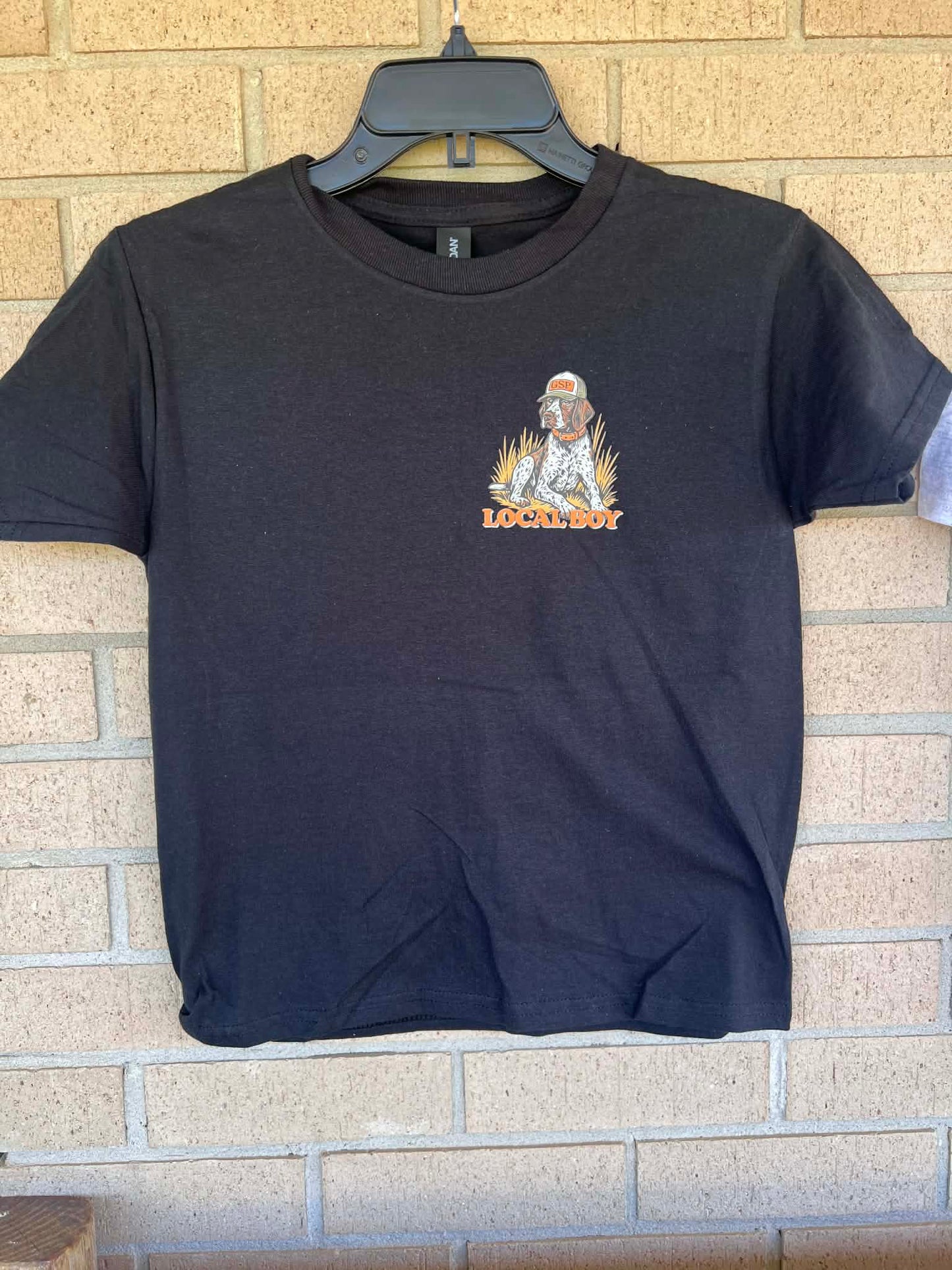 Bird dog with trucker hat tee